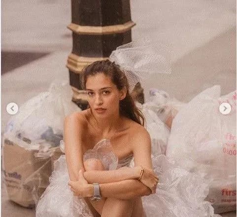 У Британії модель прогулялась містом у костюмі з поліетиленових пакетів