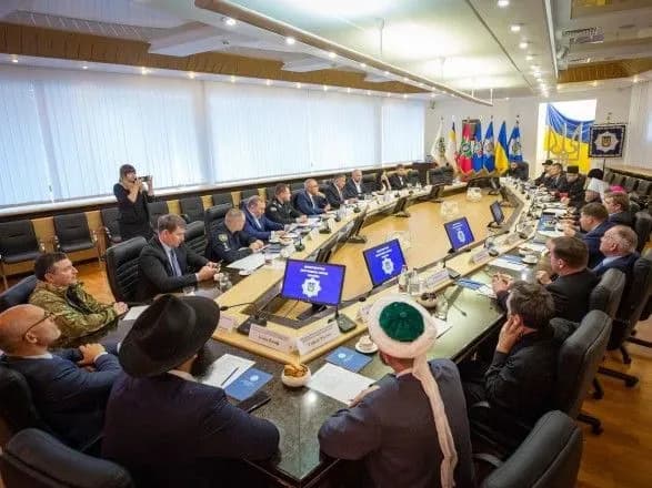 Аваков - релігійним організаціям: при конфліктах не вдавайтесь до послуг сторонніх осіб