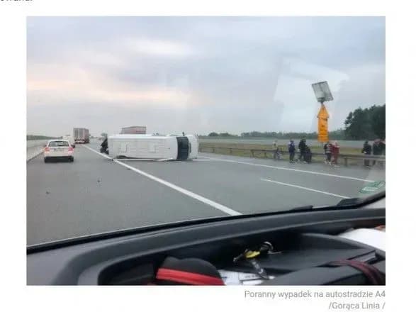 На одному шосе у Польщі перекинулись два українських автобуси