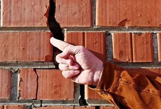 Будинком в Івано-Франківську після демонтажу стіни пішла тріщина