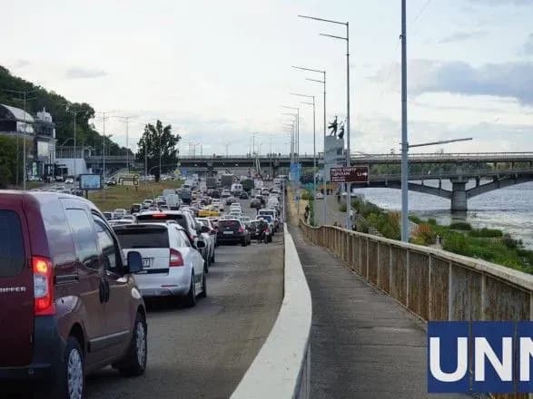 Київська підземка відновила роботу після загрози вибуху на мосту Метро