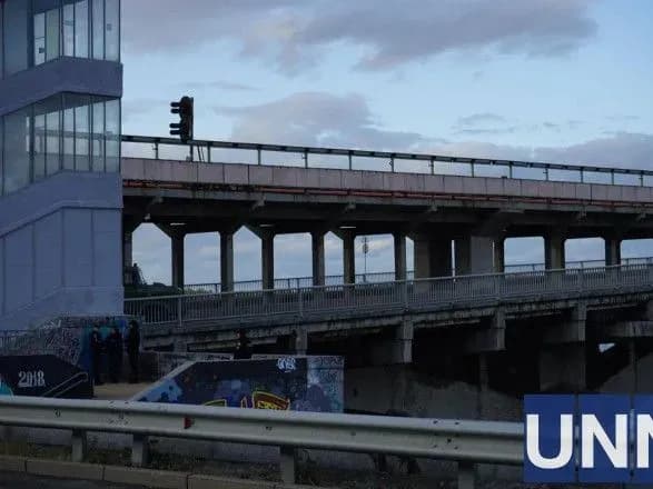 У мінера мосту Метро не знайшли вибухівки — поліція