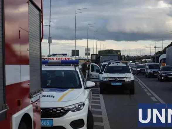 Загроза вибуху на мосту Метро: зловмисник збив поліцейський дрон