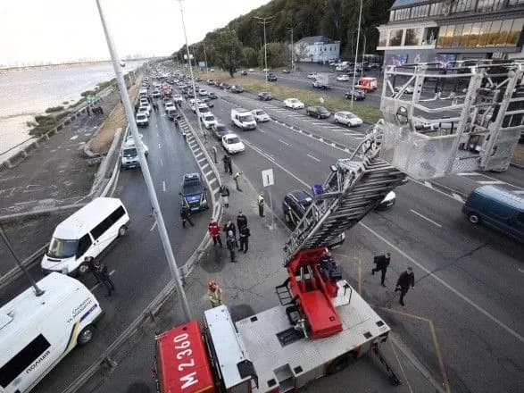 Загроза вибуху на столичному мосту Метро: у Києві проводять спецоперацію