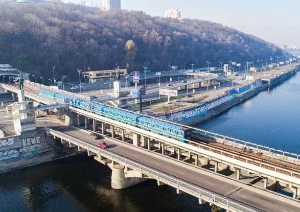 У Києві невідомий погрожує підірвати міст Метро