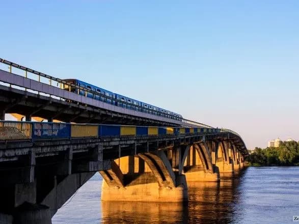Столичний міст Метро перекрили через загрозу вибуху - ЗМІ