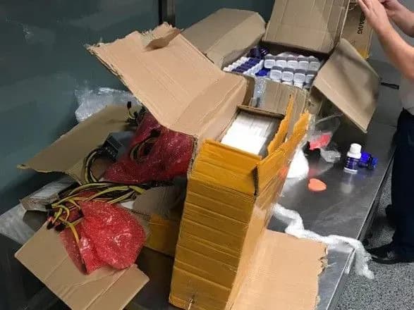 З Китаю в Україну намагалися незаконно перемістити обладнання для майнінгу криптовалюти та БАДи