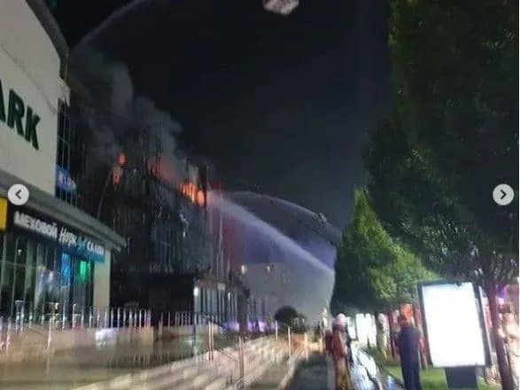 У Чечні загорівся найбільший ТРЦ: площа пожежі зростає
