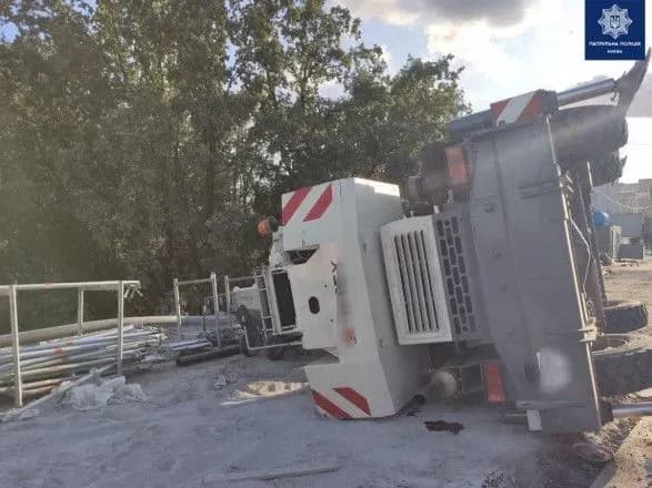 На столичній Борщагівці під час реставрації мосту перекинувся будівельний кран