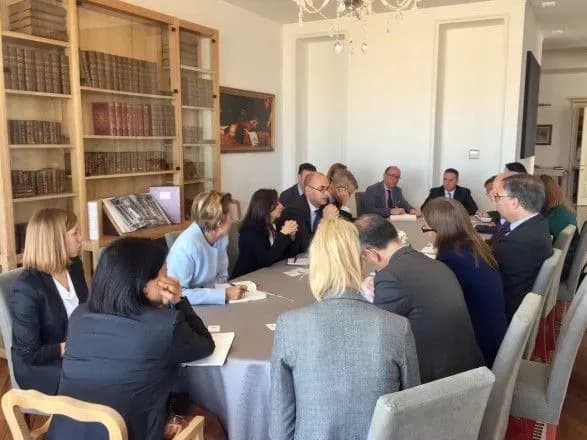 Послы G7 в Украине встретились с руководителем миссии МВФ