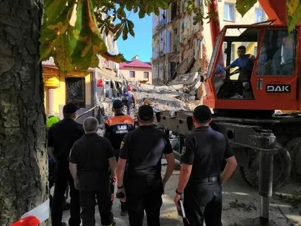 Обвал будинку у Дрогобичі: люди досі не можуть забрати свої речі