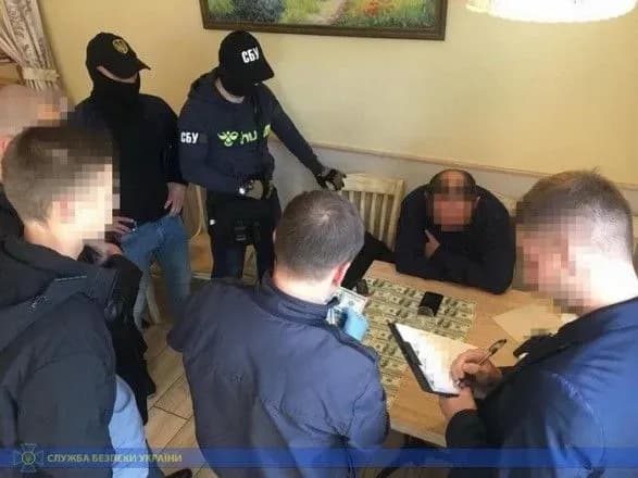 Зловмисники під виглядом працівників СБУ вимагали у підприємця 300 тис. долларів