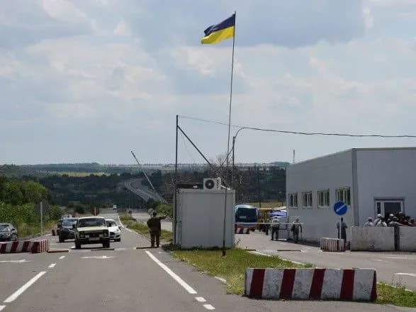 На КПВВ у зоні ООС у чергах зібралися 275 автомобілів