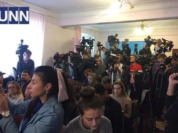 Засідання щодо мінера мосту Метро затрималося через проблеми з залою у суді