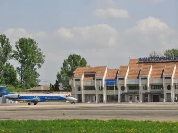 В Івано-Франківську здійснив аварійну посадку літак "Валенсія-Київ"