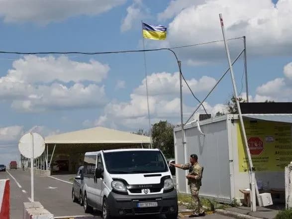 На КПВВ на Донбассе утром застряли 260 автомобилей
