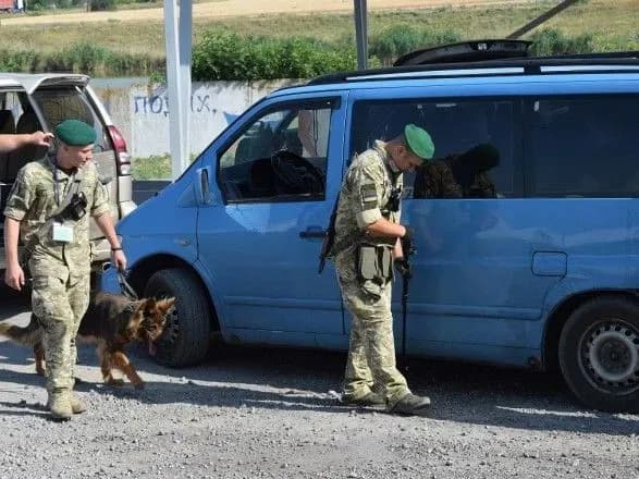 На КПВВ у зоні ООС у чергах зібралися 295 автомобілів