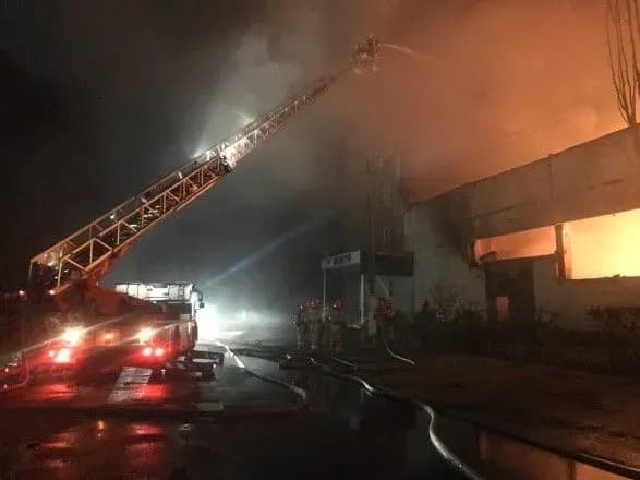 У Києві ліквідували масштабну пожежу у промисловій зоні