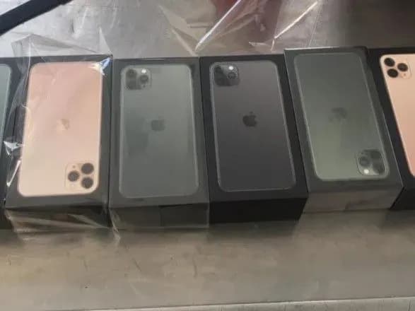 На Львівщині вилучили партію новеньких iPhone