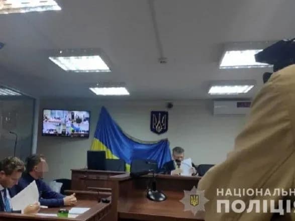 Двух сотрудников Национального института рака арестовали