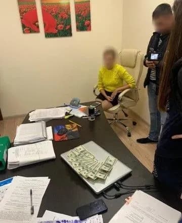 Приватний виконавець вимагала хабар за видалення даних з реєстру боржників