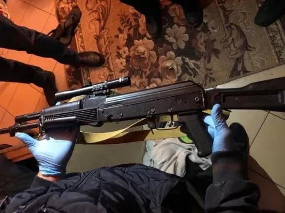 Чоловік на Херсонщині погрожував зброєю співробітникам ДБР