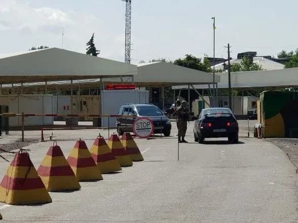 На КПВВ у зоні ООС у чергах застрягли понад 300 автівок