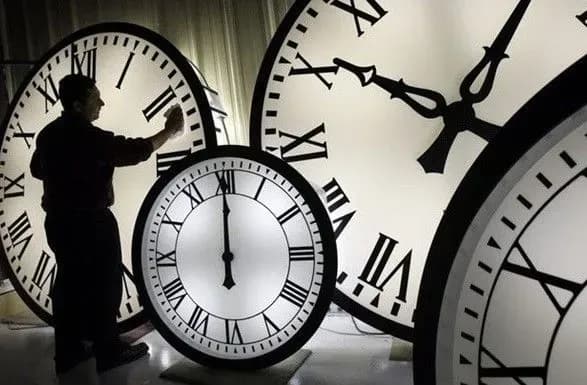 Зеленського закликали скасувати переведення годинників і запровадити "місцевий час"