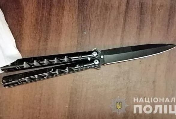 У столичному метро п'яний чоловік кидався на пасажирів з ножем