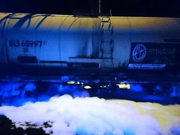 З вагону-цистерни під час руху поїзда стався витік бензолу