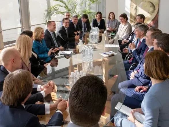 Тимчасовий повірений США зустрівся з посадовцями ПриватБанку