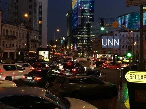 Центр Києва досі стоїть у заторах