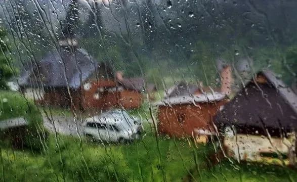 Синоптики випустили попередження про сильні дощі у Карпатах