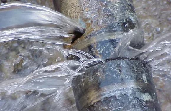 У центрі Києва стався витік гарячої води