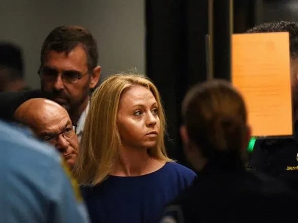 У США екс-поліцейську засудили за вбивство сусіда-афроамериканця, якого вона вбила помилково