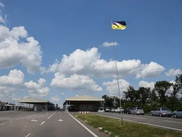 На КПВВ на Донбасі в чергах зранку в чергах застрягли 240 автомобілів