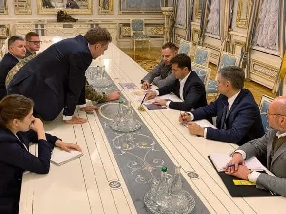 Зеленський провів нараду щодо Донбасу на тлі розведення військ