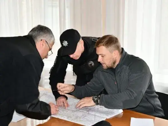 Незважаючи на розведення військових сил поліція, патрулюватиме Золоте - МВС