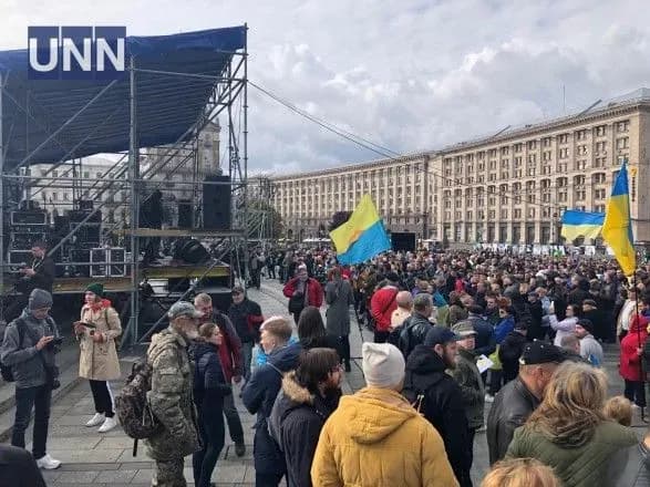 Люди зібралися на віче в центрі Києва проти формули Штайнмайєра
