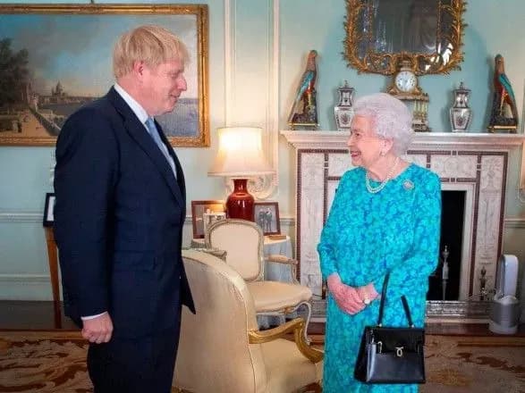 ЗМІ дізналися про відмову Джонсона залишати посаду без звільнення Єлизаветою II