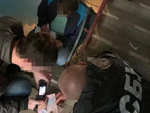 Викрито чиновницю держбанку, яка наживалася на переселенцях – СБУ