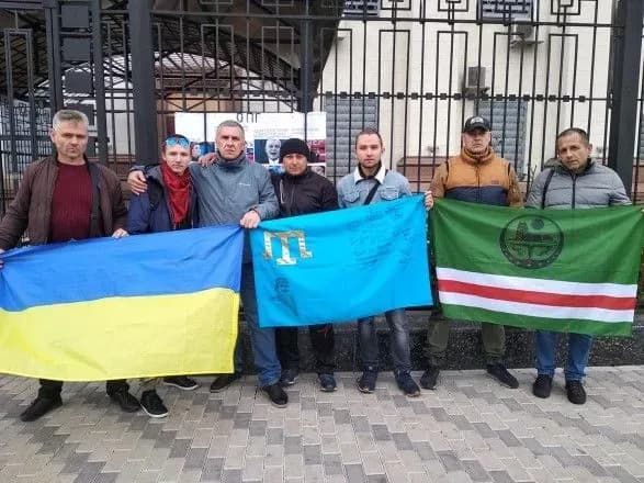 Поздравили с днем рождения: под посольством РФ прошла акция-перформанс "Суд над Путиным"