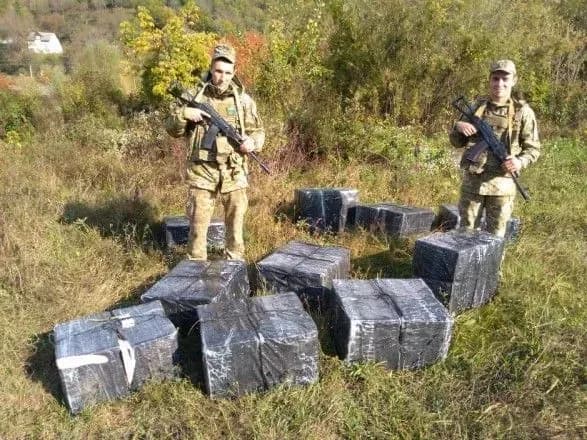 На кордоні з Румунією на контрабанді сигарет затримали підлітків-водолазів