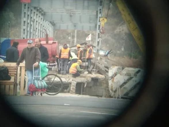 Між КПВВ та мостом у Станиці Луганській встановлять автобусні зупинки