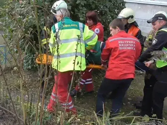 У Сумах чоловік упав з балкону і нахромився на арматуру