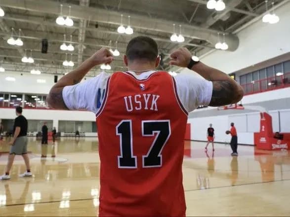 Боксер Усик отримав майку та відвідав тренування шестикратних чемпіонів НБА