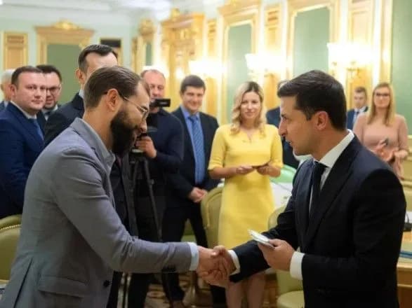 Нові члени ЦВК отримали посвідчення з рук Зеленського