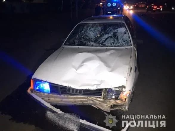 На Київщині легковик на смерть збив сестер-близнючок