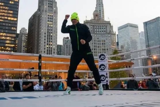 Боксеры Усик и Уизерспун провели открытую тренировку в Чикаго