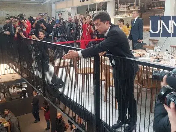 Скандал на пресмарафоні: невідомий видерся на стіл і вимагав розмови з Зеленським